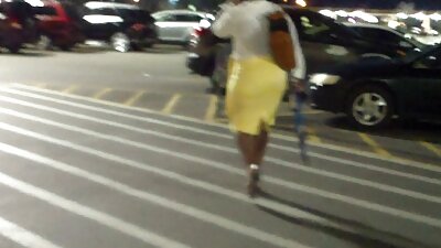 Nena de látex está lista para milfs caseras cualquier pedido.